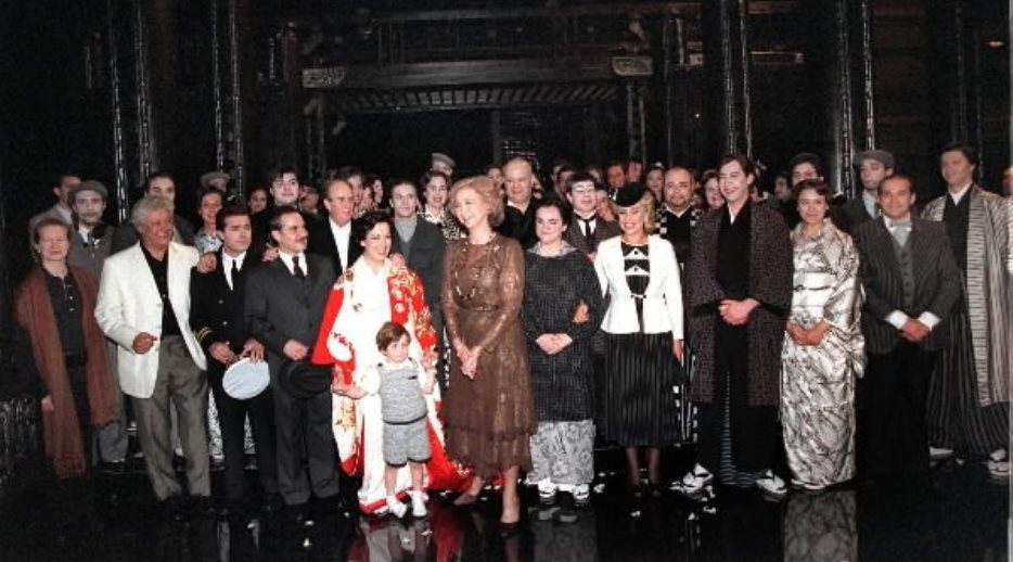 S.M. la Reina con los intérpretes de la ópera Madama Butterfly