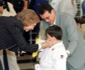 S.M. la Reina entrega su cinturón a uno de los pequeños judokas del 'Centro Residencia y Centro de día ocupacional'