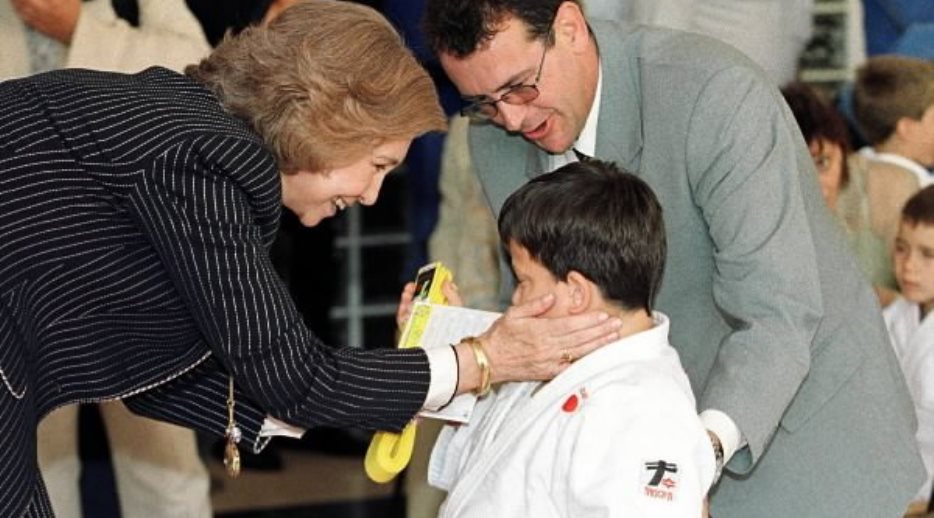 S.M. la Reina entrega su cinturón a uno de los pequeños judokas del 'Centro Residencia y Centro de día ocupacional'