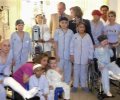 SS.MM. los Reyes, en la Sala de Juegos del Hospital Universitario 'Virgen del Rocío' de Sevilla, conversan con la madre de uno de los niños