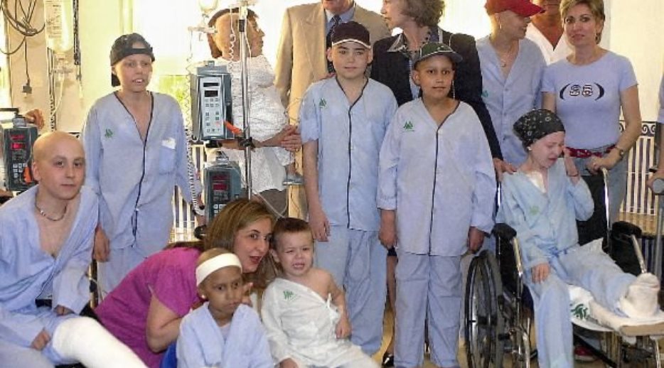 SS.MM. los Reyes, en la Sala de Juegos del Hospital Universitario 'Virgen del Rocío' de Sevilla, conversan con la madre de uno de los niños