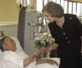 S.M. la Reina conversa con uno de los pacientes del Centro de Hemodiálisis 'Los Llanos', perteneciente a la Fundación Renal Iñigo Álvarez de Toledo