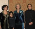 S.M. la Reina, con la pianista Rosa Torres-Pardo, su hija y el violoncelista Asier Polo, en el descanso del concierto