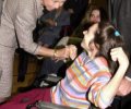 S.M. la Reina saluda a una de las jóvenes que asistieron al acto