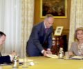S.M. la Reina y el alcalde de Madrid, durante la firma del convenio entre la Fundación Reina Sofía y el consistorio de la capital