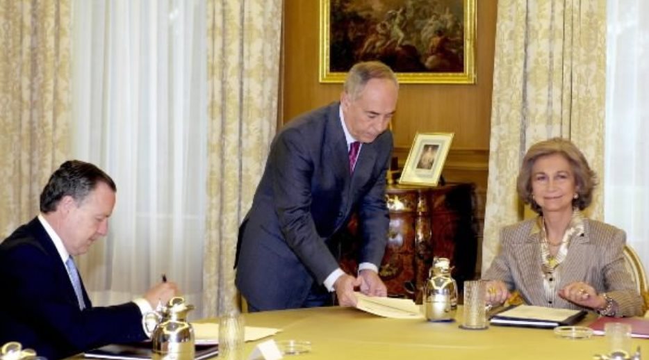 S.M. la Reina y el alcalde de Madrid, durante la firma del convenio entre la Fundación Reina Sofía y el consistorio de la capital