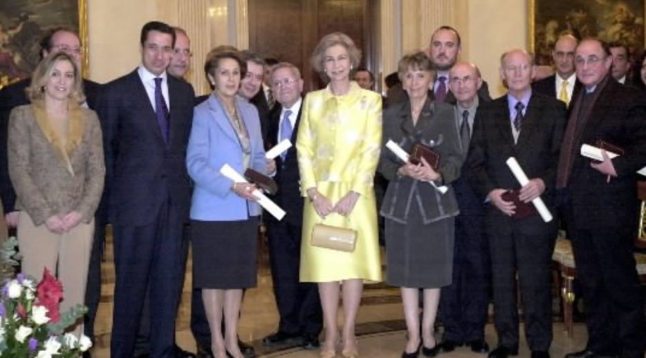 S.M. la Reina, con los condecorados con la Orden Civil de la Solidaridad Social