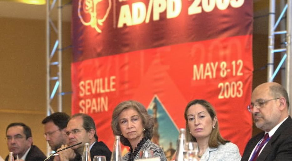 Su Majestad la Reina, con la ministra de Sanidad y Consumo, el presidente de la Junta de Andalucía, y los científicos Abraham Fisher e Israel Hanin