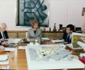 S.M. la Reina examina algunos informes sobre el Proyecto Alzheimer