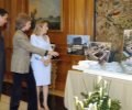 S.M. la Reina muestra a la Ministra de Sanidad y Consumo, A. Pastor y al Ministro de Trabajo y Asuntos Sociales, E.Zaplana, la maqueta del Centro