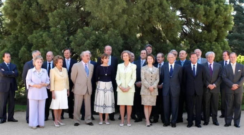 S. M. la Reina junto a los miembros del Patronato y del Consejo Asesor de la Fundación Reina Sofía