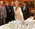 S.M. la Reina examina la maqueta del Centro