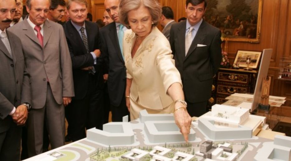 S.M. la Reina examina la maqueta del Centro