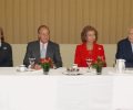 SS.MM. los Reyes durante la reunión con los padres de Bill Gates