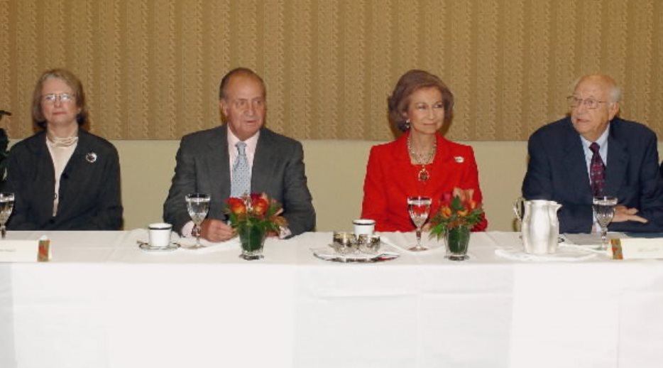 SS.MM. los Reyes durante la reunión con los padres de Bill Gates