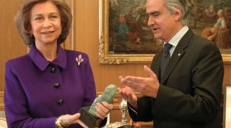 La Reina recibe de manos del presidente del Fórum de Alta Dirección el Master de Oro Extraordinario