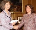 La Reina saluda a la Presidenta de la Asociación de Damas Diplomáticas