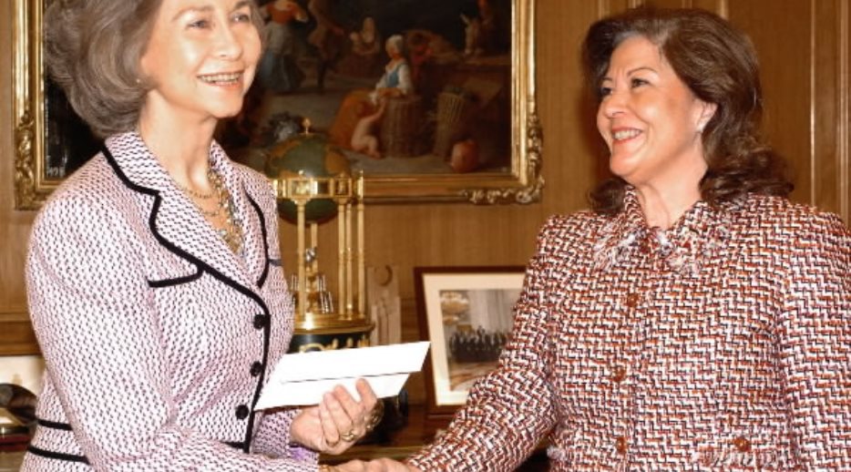La Reina saluda a la Presidenta de la Asociación de Damas Diplomáticas