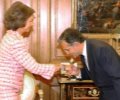La Reina saluda a Rafael Arias-Salgado