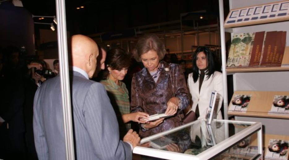 La Reina, durante su visita al stand de la Fundación Reina Sofía