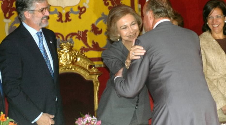 La Reina recibe a Don Juan Carlos en la mesa petitoria