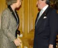 La Reina saluda a Francisco Vázquez, Alcalde de La Coruña