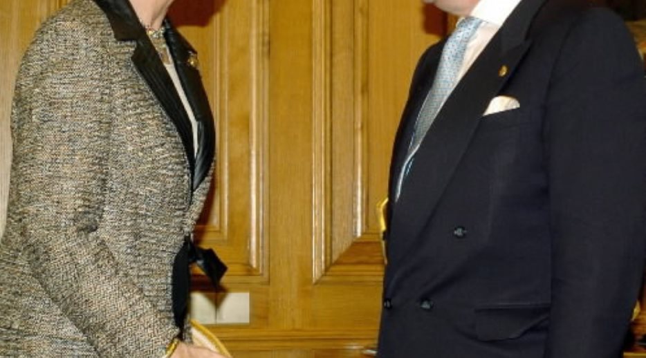 La Reina saluda a Francisco Vázquez, Alcalde de La Coruña