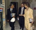 Su Majestad la Reina con Jalid Iqbal, durante su visita a las obras