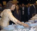 Su Majestad la Reina, con la ministra de Sanidad y Consumo, en el stand de la Fundación Reina Sofía