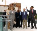 Su Majestad y Su Alteza Real atienden a las explicaciones del arquitecto Carlos Lamela
