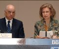 Su Majestad la Reina y el presidente del BBVA, Francisco González, durante la inauguración de la Conferencia Internacional sobre Microfinanzas