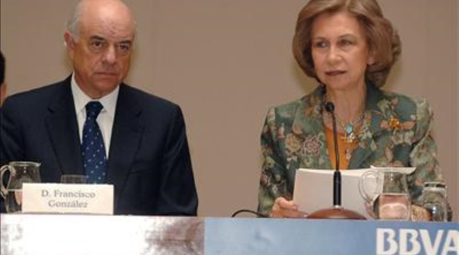 Su Majestad la Reina y el presidente del BBVA, Francisco González, durante la inauguración de la Conferencia Internacional sobre Microfinanzas