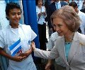 Su Majestad la Reina saluda a un joven salvadoreño, a su llegada al Centro de Educación Profesional en el polígono Don Bosco