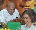 La Reina conversa con el sacerdote español José Morataya, fundador del Centro de Educación Profesional en el polígono Don Bosco