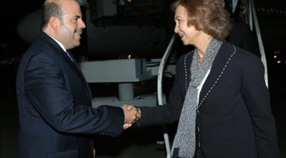 Su Majestad la Reina recibe el saludo del vice-canciller salvadoreño Eduardo Calix, a su llegada al Aeropuerto Internacional de Comalapa