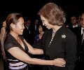 Doña Sofía recibe el saludo de Somaly Mam, a su llegada a Camboya