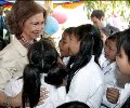 La Reina con unas niñas, durante su visita al Centro Tom Dy de Rehabilitación y Formación Profesional para Mujeres y Niñas Víctimas de Explotación ...