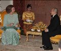 Su Majestad la Reina con Su Majestad el Rey Norodom Sihamoni, antes de la cena que ofreció en su honor en el Palacio Real