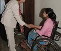 Su Majestad la Reina saluda a una niña víctima de las minas contra personas en el Centro Arrupe