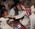 Doña Sofía saluda a una niña en el Centro Arrupe