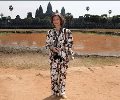 La Reina posa delante de Angkor Wat