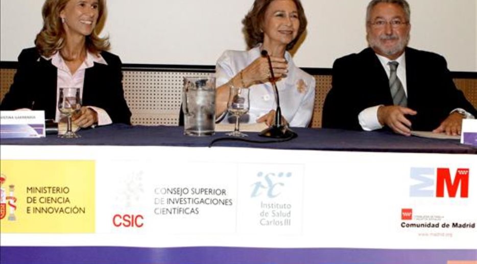 La Reina, en la mesa presidencial junto a los ministros de Ciencia e Innovación y Sanidad y Consumo