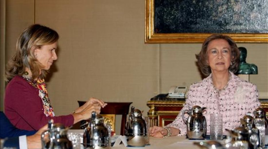 Su Majestad la Reina acompañada por la ministra de Ciencia e Innovación, Cristina Garmendia, durante la reunión