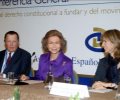 Su Majestad la Reina, acompañada por Su Alteza Real el Infante Don Carlos de Borbón, y la ministra de Ciencia e Innovación, Cristina Garmendia