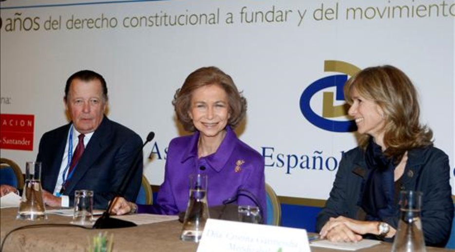 Su Majestad la Reina, acompañada por Su Alteza Real el Infante Don Carlos de Borbón, y la ministra de Ciencia e Innovación, Cristina Garmendia