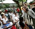 Doña Sofía saluda a unos niños durante su visita a la ONG española Paideia