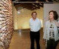 Su Majestad la Reina observa una obra de arte acompañada por el director del Centro, Fernando Rueda, durante su visita al Centro Cultural de España...