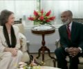 Doña Sofía conversa con el Presidente, René Préval, durante la entrevista que mantuvieron en un salón del palacio nacional de Puerto Príncipe