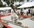 Su Majestad la Reina durante el acto de entrega de nueve barcas a las 40 agrupaciones de pescadores de la localidad sureña de Jacmel