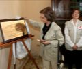 La Reina descubre una placa en el edificio donde se asentará la nueva escuela taller